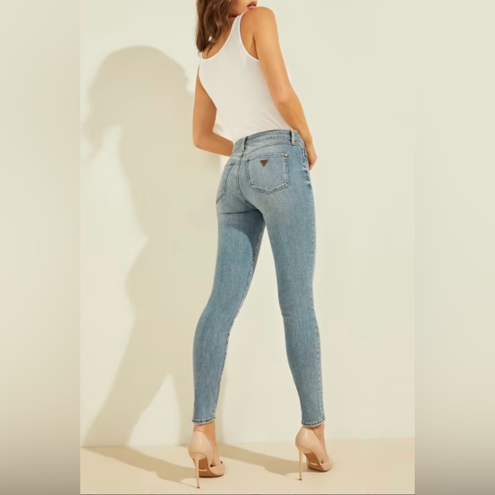 💙Sexy Guess Power Curvy Light Blue Denim Wash Jeans in Size 25
